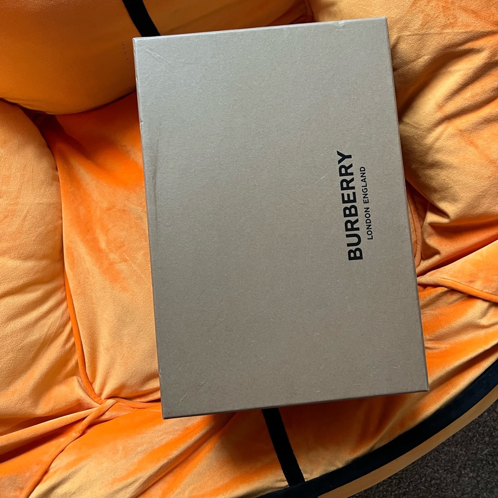 Kids Burberry Shoes - Picture 3 of 6